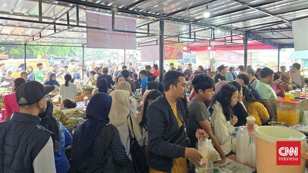 Pasar Takjil Bendungan Hilir (Benhil), Jakarta Pusat, masih menjadi primadona bagi warga Jakarta dan sekitarnya yang mencari hidangan berbuka di hari pertama Ramadan 1445 Hijriah.