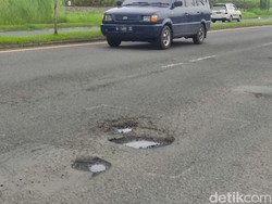 Hati-hati, Jalan di Porong Sidoarjo Ambles dan Berlubang