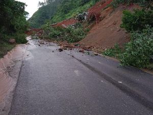 Jalan Nasional di Muara Emat Tertimbun Longsor, Lalin Lumpuh