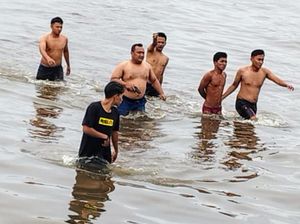 Bak Film Laga, Penangkapan Pelaku Pengeroyokan Ini Diwarnai Aksi Cebur Laut