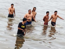 Bak Film Laga, Penangkapan Pelaku Pengeroyokan Ini Diwarnai Aksi Cebur Laut