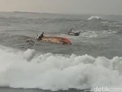 Dramatis! Nelayan Tasik Naik ke Atas Kapal yang Karam Dihantam Ombak