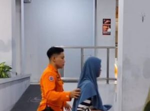 Seorang Perempuan Diduga Hendak Bunuh Diri di Suramadu Usai Turun dari Bus Seorang Perempuan Diduga Hendak Bunuh Diri di Suramadu Usai Turun dari Bus