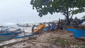 Diterjang Rob dan Badai, Nelayan Ujunggenteng Sukabumi Merugi Rp 3,6 M Diterjang Rob dan Badai, Nelayan Ujunggenteng Sukabumi Merugi Rp 3,6 M