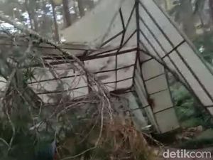 Rawan Pohon Tumbang Sejumlah Obwis di Lembang Tutup Sementara