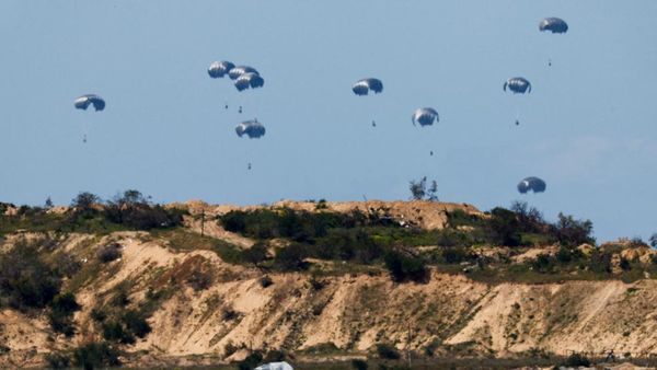 Potret Langit Gaza Dihujani Bantuan Kemanusiaan