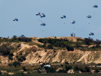 Potret Langit Gaza Dihujani Bantuan Kemanusiaan