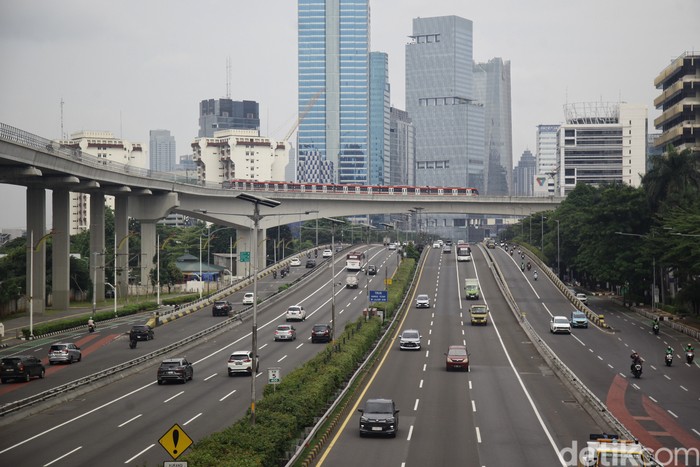 Potret Lengang Jalan di Jakarta Saat Cuti Bersama Pengendara melintas di jalan protokol Jakarta yang lengang alasannya bertepatan dengan cuti bareng hari raya Nyepi yang bertepatan juga dengan hari pertama bulan pahala 1445 H, Selasa (12/3/2024). Jalan yang terpantau ramai tanpa hambatan terlihat di Jalan Sudirman, jalan Gatot Subroto dan tol dalam kota sekitar pukul 10.00 WIB.