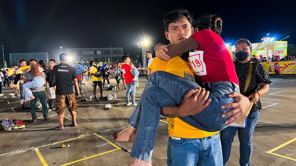 Potret Ratusan Orang Ikut Lomba Gendong Pasangan Pecahkan Rekor Dunia Potret Ratusan Orang Ikut Lomba Gendong Pasangan Pecahkan Rekor Dunia