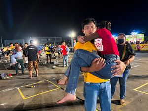 Potret Ratusan Orang Ikut Lomba Gendong Pasangan Pecahkan Rekor Dunia Potret Ratusan Orang Ikut Lomba Gendong Pasangan Pecahkan Rekor Dunia