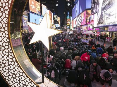 Potret Salat Tarawih di Tengah Gemerlap Times Square New York