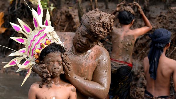 Potret Tradisi Mebuug-buugan, Mandi Lumpur Setelah Nyepi