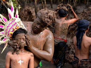 Potret Tradisi Mebuug-buugan, Mandi Lumpur Setelah Nyepi