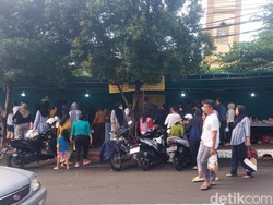 Pusat Takjil Bangbarung Bogor Ramai Dikunjungi Warga, Mi Glosor Jadi Incaran