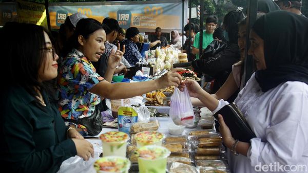 Ramainya Pasar Takjil Benhil di Hari Pertama Puasa