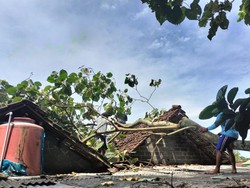 Rumah Warga Gandusari Blitar Roboh Disapu Angin Kencang