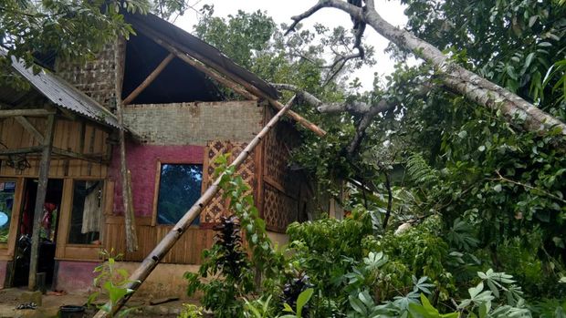 Rumah rusak akibat angin kencang di Kecamatan Malingping, Kabupaten Lebak