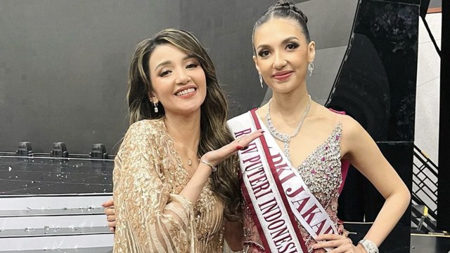Highlight Dunia Hiburan InsertLive : Beda Pendidikan Ghina Raihanah dan Tsania Marwa, Adik-Kakak yang Berprestasi