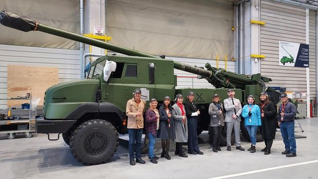 Salah satu kendaraan artileri Caesar berada di dalam salah satu pabrik Nexter KNDS di Prancis