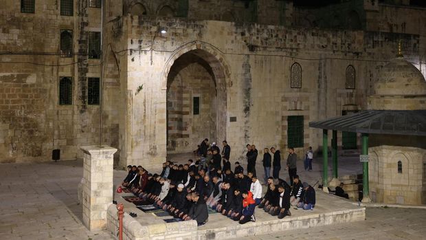 Palestinian Muslim devotees perform an evening prayer known as 'Tarawih' in Jerusalem's al-Aqsa Mosque compound during the holy fasting month of Ramadan, on March 11, 2024, amid ongoing battles between Israel and the militant group Hamas. (Photo by AHMAD GHARABLI / AFP)