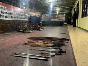 Dugaan Caleg Garuda Otaki Penyerangan Kantor DPRD Jayawijaya Saat Pleno Dugaan Caleg Garuda Otaki Penyerangan Kantor DPRD Jayawijaya Saat Pleno