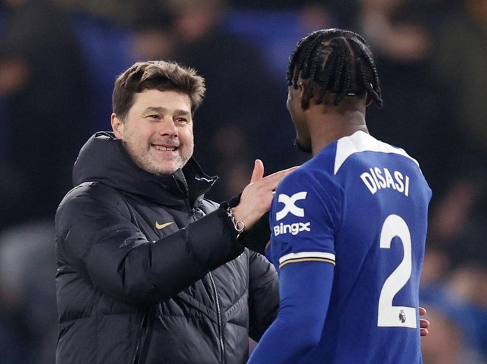 Soccer Football - Premier League - Chelsea v Newcastle United - Stamford Bridge, London, Britain - March 11, 2024 Chelsea manager Mauricio Pochettino and Axel Disasi celebrate after the match REUTERS/David Klein NO USE WITH UNAUTHORIZED AUDIO, VIDEO, DATA, FIXTURE LISTS, CLUB/LEAGUE LOGOS OR 'LIVE' SERVICES. ONLINE IN-MATCH USE LIMITED TO 45 IMAGES, NO VIDEO EMULATION. NO USE IN BETTING, GAMES OR SINGLE CLUB/LEAGUE/PLAYER PUBLICATIONS.