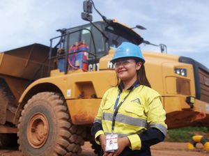 Merdeka Copper Gold Berdayakan 120 Perempuan Jadi Sopir Truk Tambang