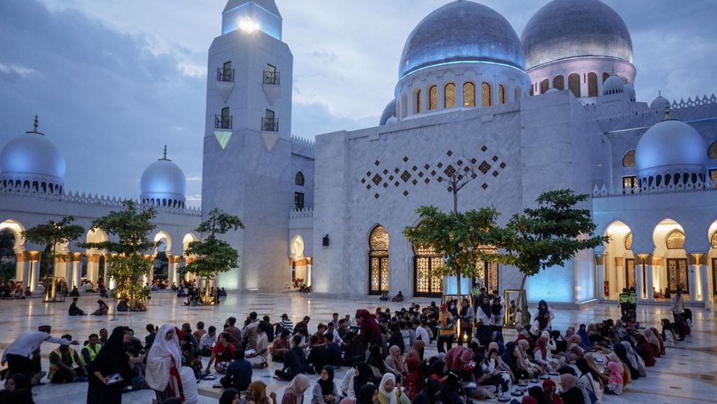 Suasana Buka Puasa Bersama di Masjid Syeikh Zayed Solo