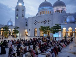 Selama Bulan Ramadan, Masjid Sheikh Zayed Siapkan Ribuan Takjil buat Jemaah