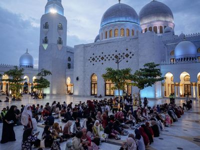 Suasana Buka Puasa Bersama di Masjid Syeikh Zayed Solo