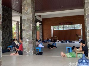 Keluh Santri Ponpes Tak Punya Akses Jalan di Depok: Pesan Makan Nyasar Terus