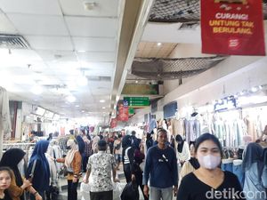 Senangnya Warga Belanja di Pasar Tanah Abang Saat Ramadan: Murah & Bagus