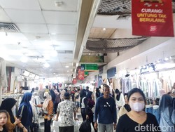 Senangnya Warga Belanja di Pasar Tanah Abang Saat Ramadan: Murah & Bagus