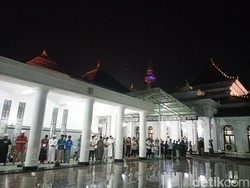 Suasana Salat Tarawih Pertama di Masjid Agung Palembang