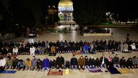 Suasana Salat Tarawih Masjid Al-Aqsa di Tengah Pembatasan Israel