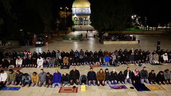 Suasana Salat Tarawih Masjid Al-Aqsa di Tengah Pembatasan Israel