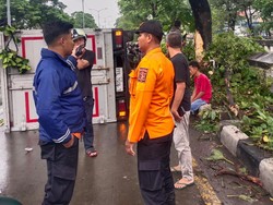 Kecelakaan Tunggal di Surabaya, Truk Terguling Melintang 2 Titik Berbeda