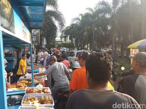 Warga Berburu Takjil di Pamulang, Kue Basah dan Gorengan Jadi Favorit