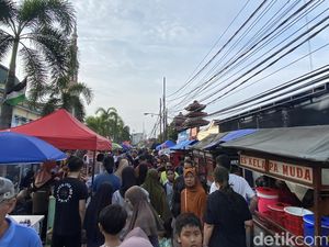 Warga Padati Pasar Takjil Timah Depok, Berburu Menu Buka Puasa