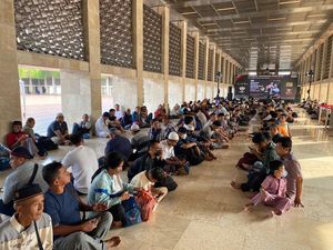 Warga Padati Masjid Istiqlal Jelang Buka Puasa di Hari Pertama Ramadan