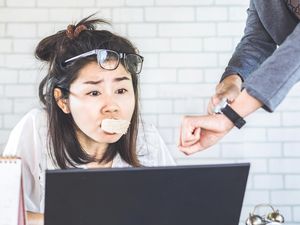 Hindari! Kesalahan Berbuka Ini Bikin Lemes dan Ngantukan Saat Tarawih