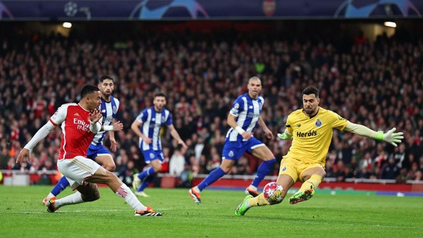 LONDON, ENGLAND - MARCH 12: Gabriel Jesus of Arsenal has a shot saved by Diego Costa of FC Porto during the UEFA Champions League 2023/24 round of 16 second leg match between Arsenal FC and FC Porto at Emirates Stadium on March 12, 2024 in London, England.(Photo by Robbie Jay Barratt - AMA/Getty Images)