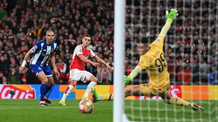 LONDON, ENGLAND - MARCH 12: Leandro Trossard of Arsenal scores his teams first goal past Diego Costa of FC Porto during the UEFA Champions League 2023/24 round of 16 second leg match between Arsenal FC and FC Porto at Emirates Stadium on March 12, 2024 in London, England. (Photo by Shaun Botterill/Getty Images)