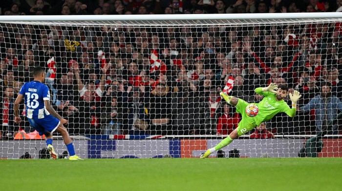 LONDON, ENGLAND - MARCH 12: David Raya of Arsenal makes the match-winning save from the fourth penalty from Galeno of FC Porto in the penalty shoot out during the UEFA Champions League 2023/24 round of 16 second leg match between Arsenal FC and FC Porto at Emirates Stadium on March 12, 2024 in London, England. (Photo by Shaun Botterill/Getty Images)