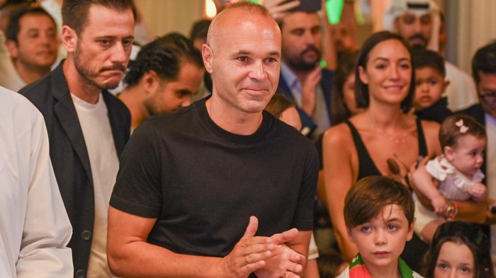 SHARJAH, UNITED ARAB EMIRATES - AUGUST 9: New transfer of Emirates Club, Andres Iniesta (C) arrives at his signing ceremony in Sharjah, United Arab Emirates on August 9, 2023. (Photo by Waleed Zein/Anadolu Agency via Getty Images)