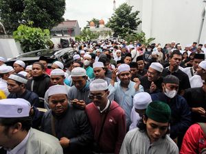 Anies dan Ribuan Orang Melayat Habib Hasan Bin Jafar Assegaf