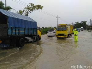 Banjir Belum Surut, Akses Jalan Bangkalan-Sampang Tak Bisa Dilewati Roda 2 Banjir Belum Surut, Akses Jalan Bangkalan-Sampang Tak Bisa Dilewati Roda 2