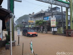 Jalan Menuju RSUD Kayen Pati Banjir, BPBD Turunkan Perahu Evakuasi