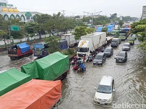 Pantura Kaligawe Semarang Banjir, Lalu Lintas Padat Merayap