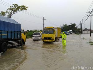 Potret Kemacetan Kendaraan Imbas Banjir di Perbatasan Bangkalan-Sampang Potret Kemacetan Kendaraan Imbas Banjir di Perbatasan Bangkalan-Sampang